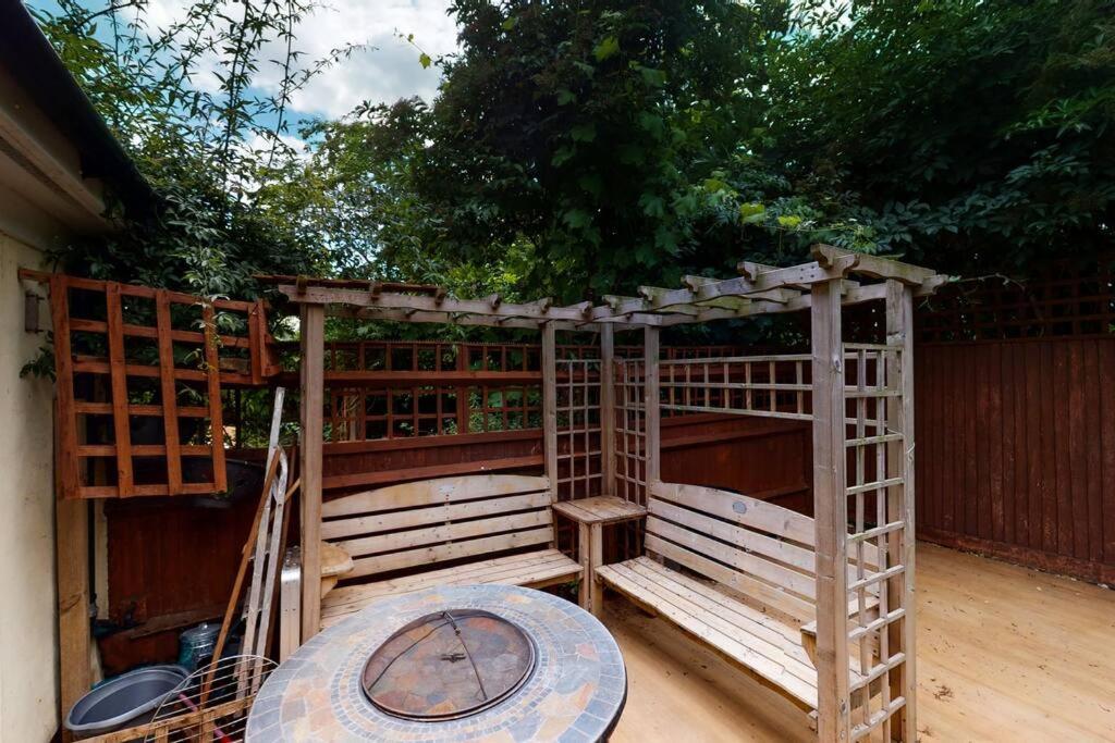 Spacious 4 Bedroom With Garden In Apartamento